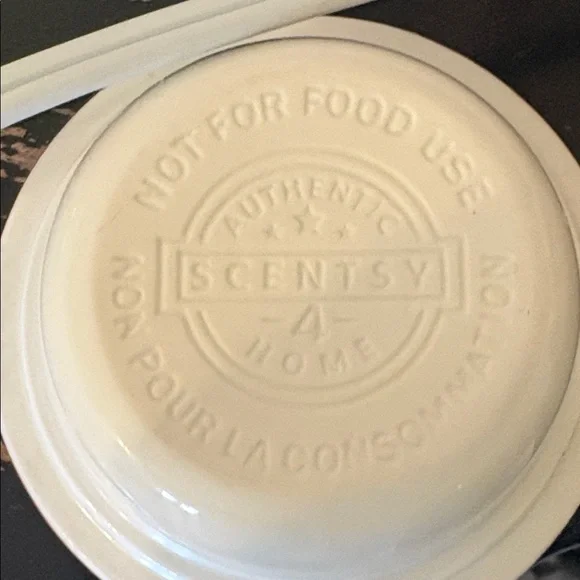 Elegant Scentsy Rose Gold wax warmer - Picture 2 of 5